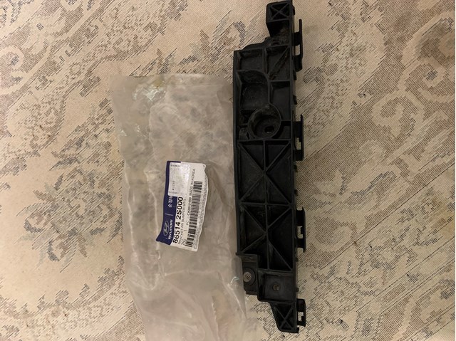 Кронштейн кріплення бампера переднього правий 865142S000 HYUNDAI