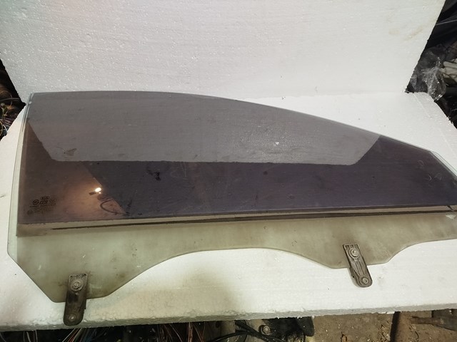 Скло передніх дверей, правих 824202F010 HYUNDAI