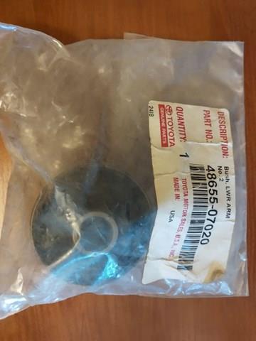 Сайлентблок нижнього переднього важеля 4865507020 TOYOTA