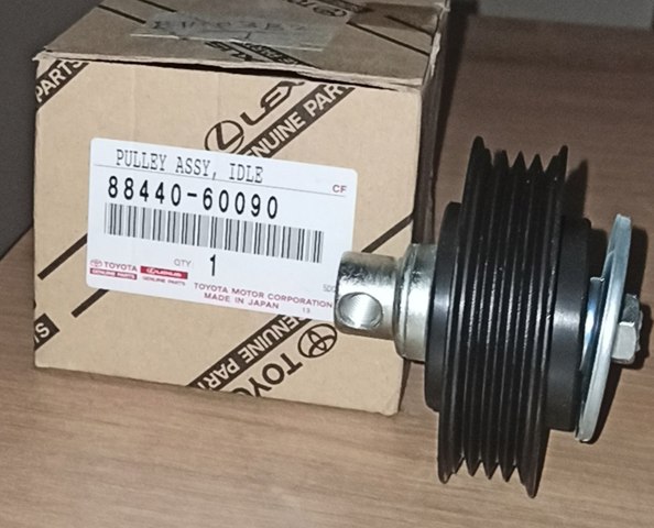 Ролик приводного ременя, паразитний 8844060090 TOYOTA