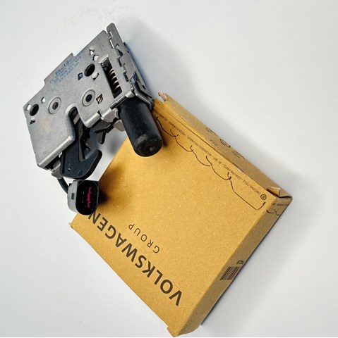 Замок капота Audi Q3