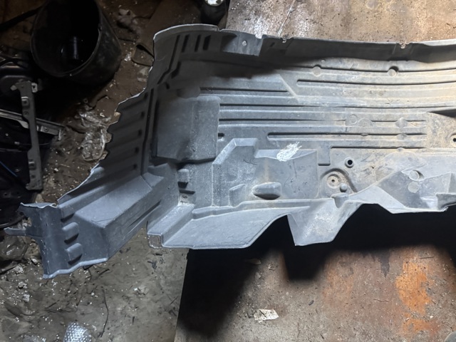 Підкрилок передній лівий 63841EB300 NISSAN