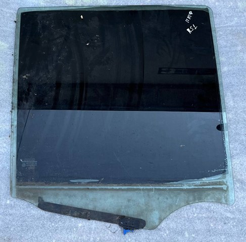 Скло задніх дверей, правих 82300EB305 NISSAN