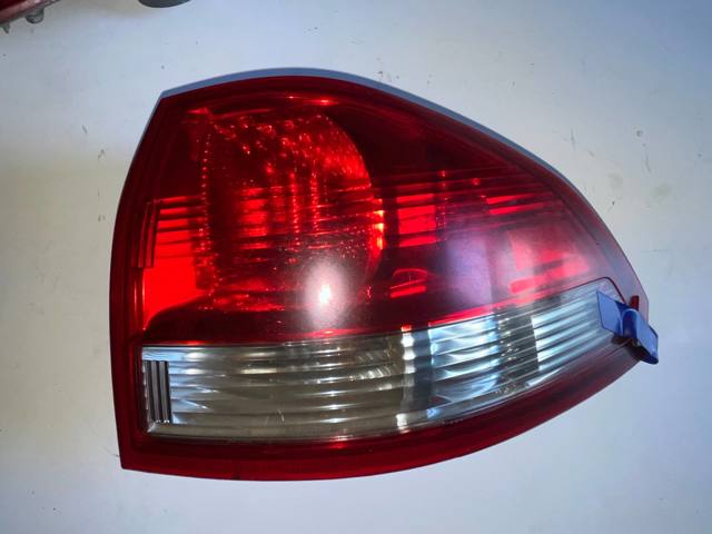 Задній правий зовнішній ліхтар 8330A916 MITSUBISHI