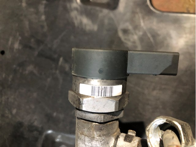 Регулятор тиску палива в паливній рейці 057130764AB VAG