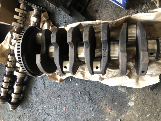 Колінвал двигуна Volkswagen Passat B5