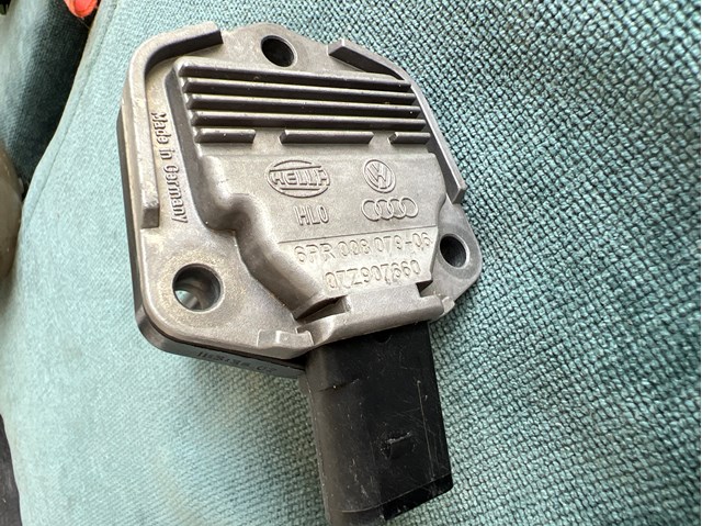 Датчик рівня масла двигуна 07Z907660 VAG