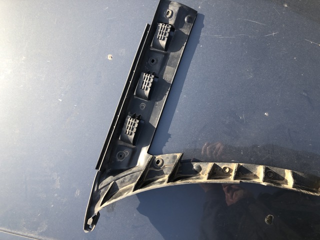 Ліве кріплення заднього бампера 3B9807393B VAG