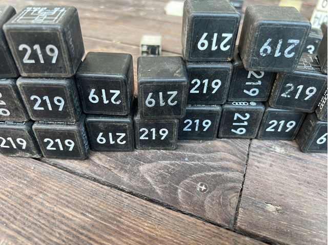 Реле електробензонасосу 443951253AA VAG