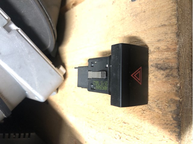 Кнопка включення аварійного сигналу 6R0953509B VAG