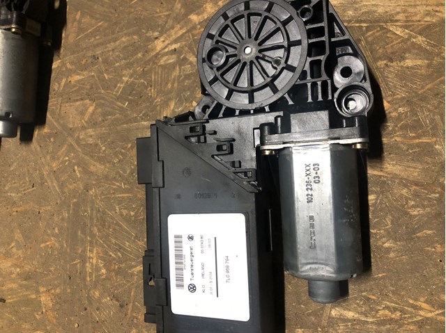 Мотор склопідйомника дверей задніх, правих 7L0959794 VAG