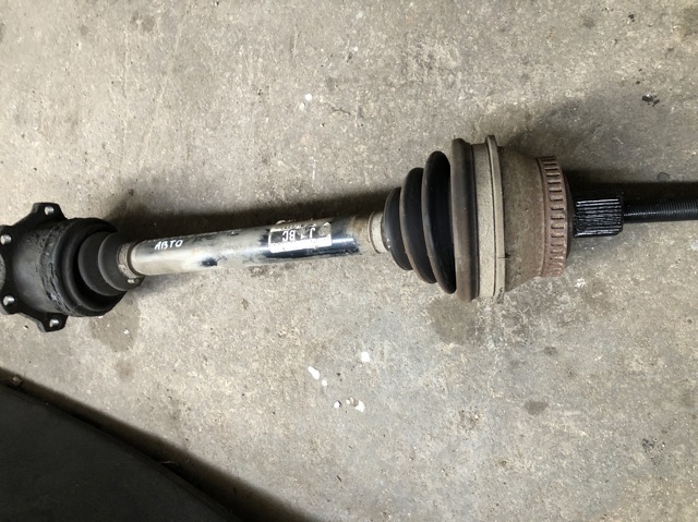 Піввісь передня ліва 8D0407271BC VAG