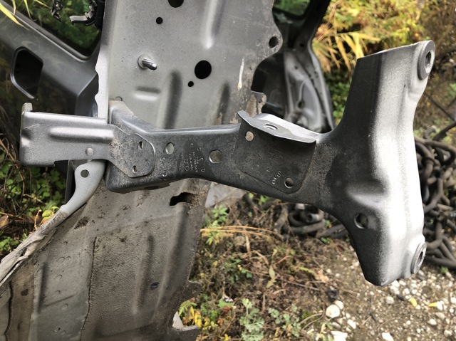 Кронштейн кріплення крила переднього правого, передній 8V0821136A VAG