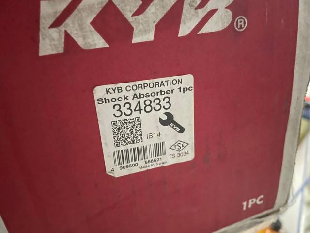 Ліва передня стійка 334833 KAYABA
