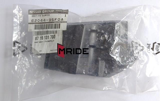 Лівий кронштейн переднього бампера 6204495F0A NISSAN