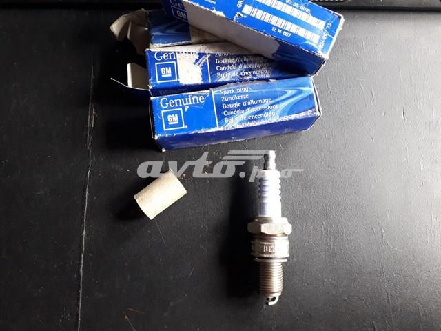 Свічки запалювання (запальні) і дроти 90350018 GM