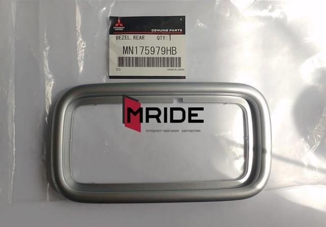 Ободок/окантовка фари противотуманной задньої, лівий MN175979HB MITSUBISHI