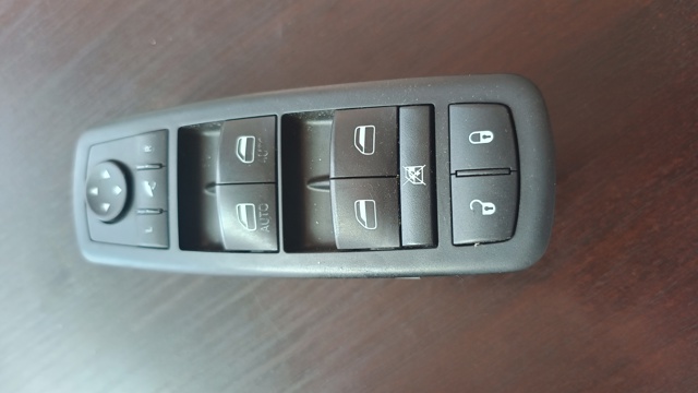 Кнопки переднього лівого склопід'ємника 68184803AA CHRYSLER