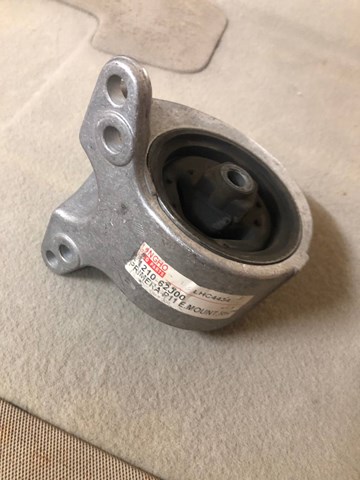 Права опора двигуна 1121062J00 NISSAN