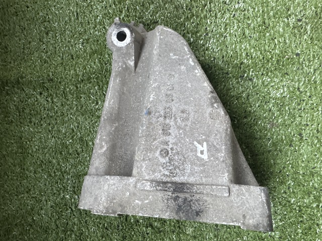 Кронштейн подушки (опори) двигуна, правої A6132230504 MERCEDES