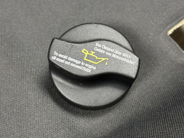Кришка маслозаливной горловини A0000100385 MERCEDES