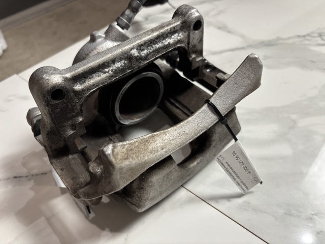 Скоба гальмівного супорта переднього A0004215606 MERCEDES