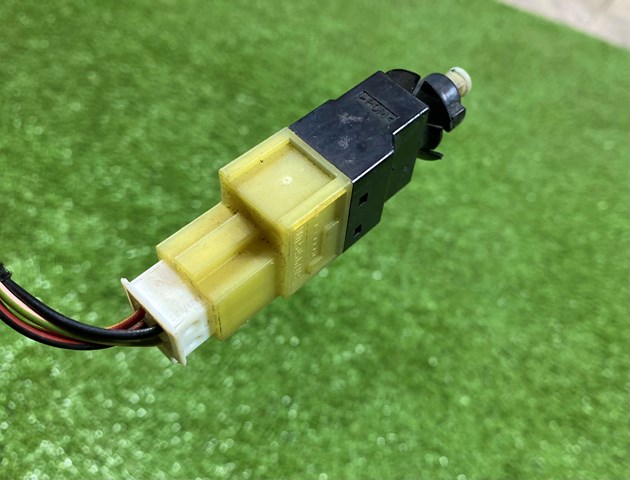 Кнопка стоп-сигналу A0015456709 MERCEDES