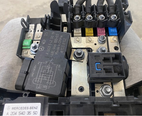 Коробка запобіжників A0035420019 MERCEDES