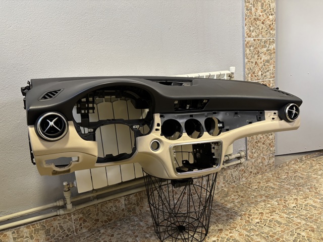 Передня панель A11768010018L36 MERCEDES