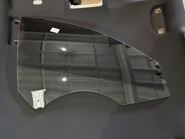 Скло пасажирських дверей A1177250210 MERCEDES