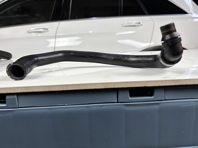 Патрубок системи охолодження A1645060035 MERCEDES