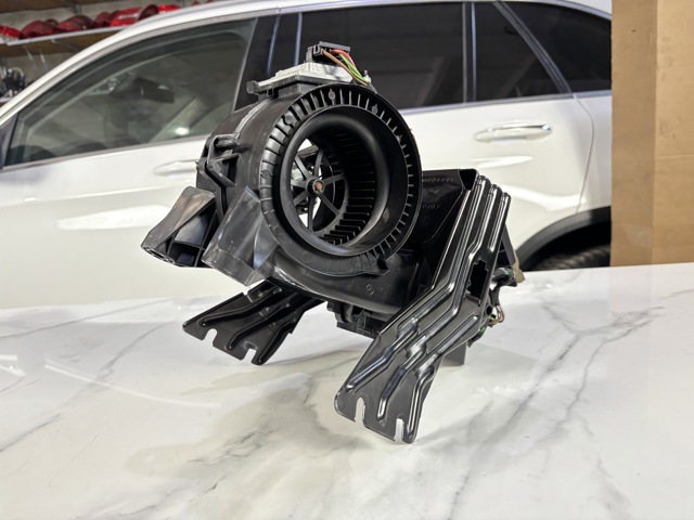 Двигун вентилятора пічки (опалювача салону), задній A1648300008 MERCEDES