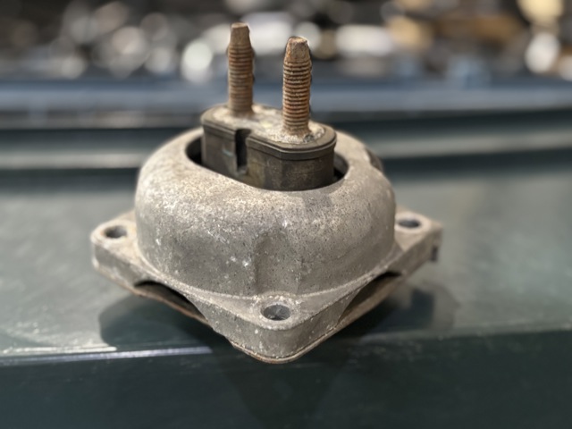 Опора коробки передач A1662401118 MERCEDES