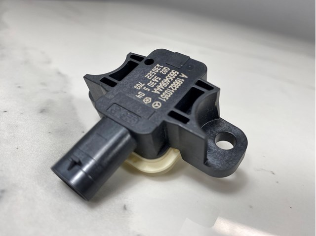 Датчик подушки безпеки A1668210351 MERCEDES