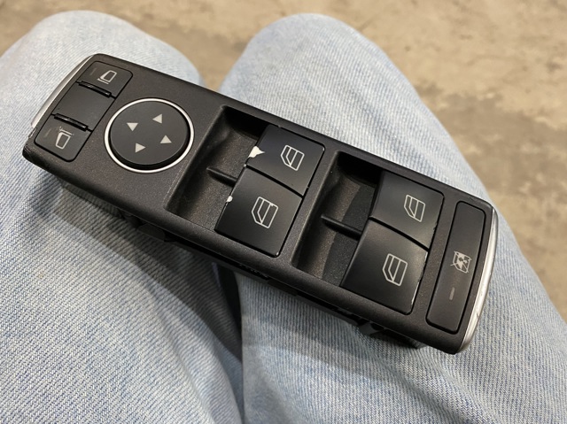 Кнопки переднього лівого склопід'ємника A1669054300 MERCEDES