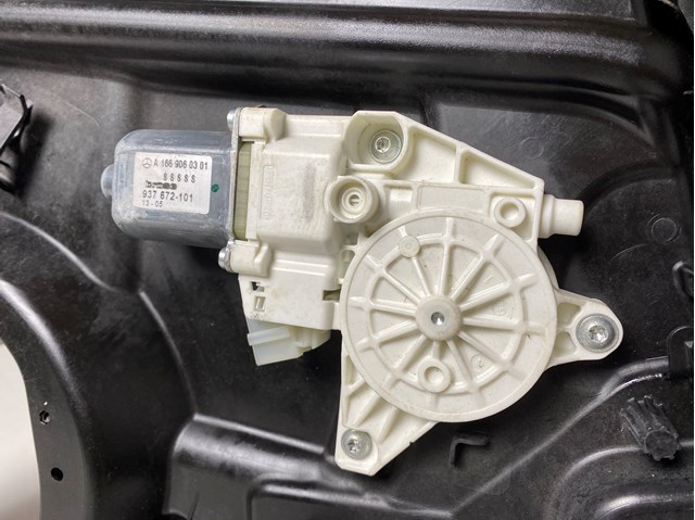 Двигун склопідіймача двері передньої, правої A1669060301 MERCEDES