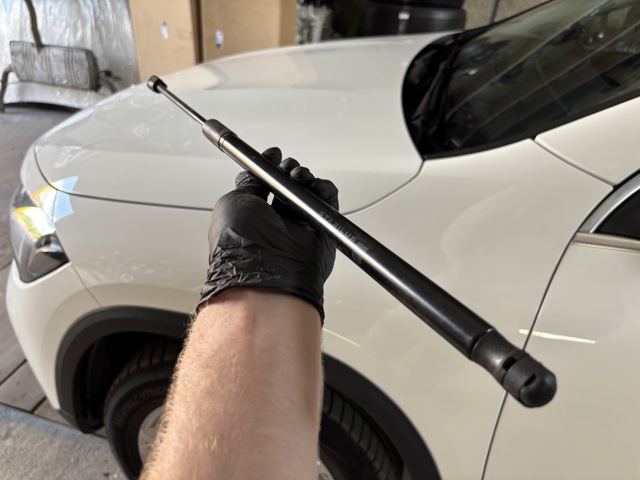 Стійка капота ліва A1669802364 MERCEDES