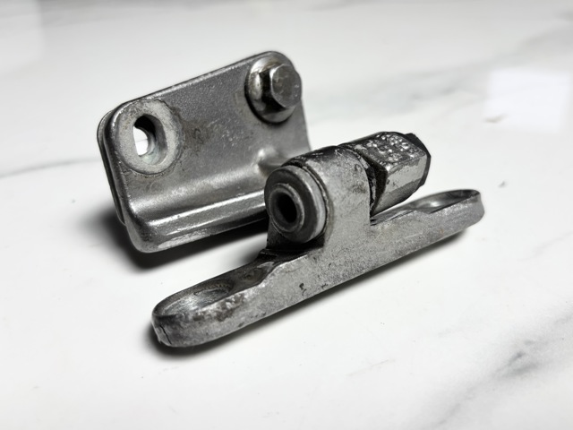 Петля задніх правих дверей A1697300237 MERCEDES