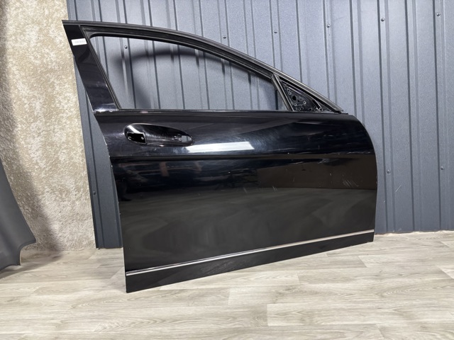 Пасажирські передні двері A2047200205 MERCEDES