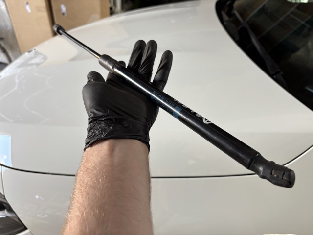 Амортизатор кришки багажника A2429800564 MERCEDES