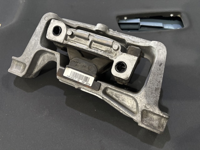 Права подушка мотора A2462402517 MERCEDES