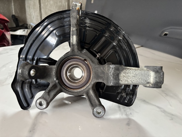 Цапфа поворотного кулака A2463320100 MERCEDES