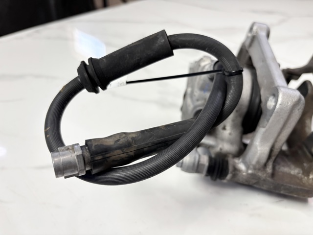 Гнучка гальмівна трубка передня A2464200248 MERCEDES