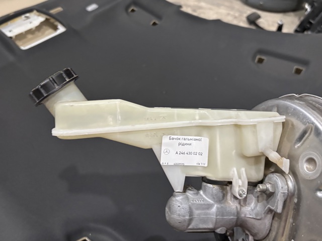 Бачок головного гальмівного циліндру A2464300202 MERCEDES