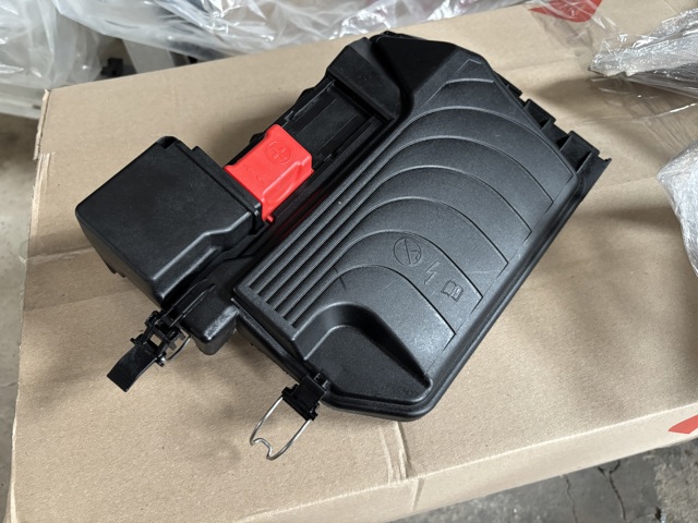 Кришка блока запобіжників A2465400082 MERCEDES