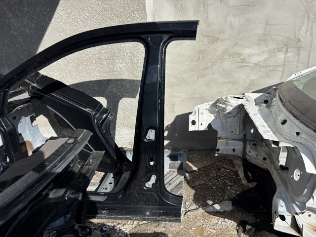 Отвір передніх лівих дверей A2466300901 MERCEDES