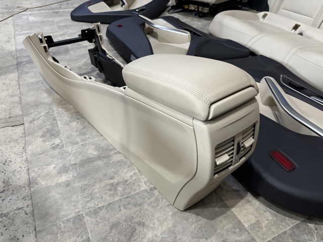 Кришка підліктника A24668089018L54 MERCEDES