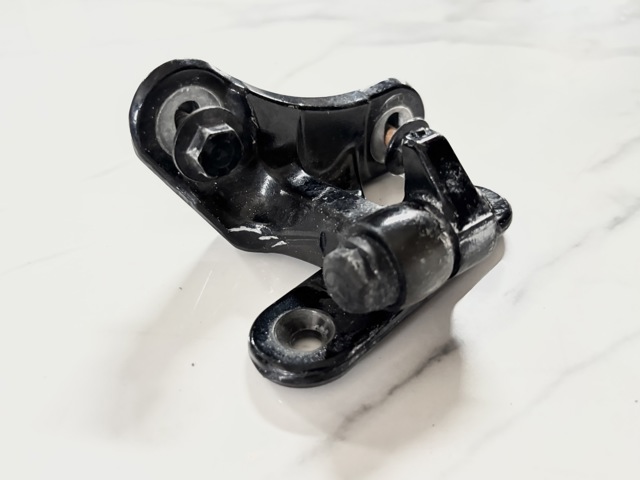 Петля водійських дверей A2467201137 MERCEDES
