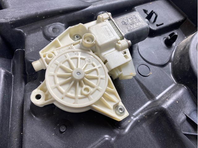 Двигун склопідіймача двері передньої, лівої A2469065100 MERCEDES