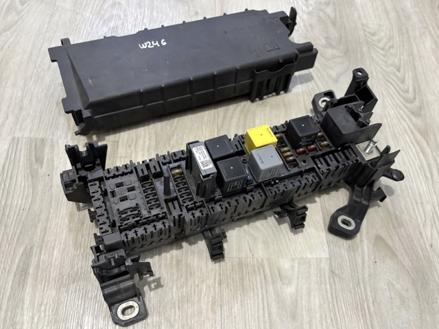 Коробка запобіжників A2469066600 MERCEDES